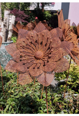 Rostblume "Passionsblume" gelocht, am Stab, DM 31