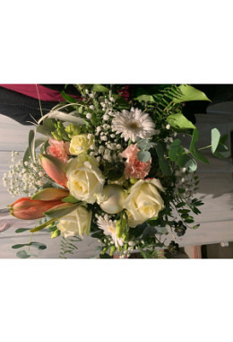 Festlicher Blumenstrauss in zarten Farben