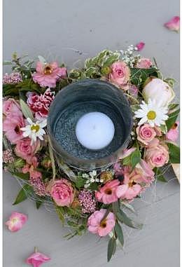 Kerzenglas im Blumenherz