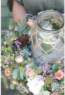 Blumenkranz mit Kerzenglas