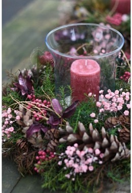 Kerzenlicht mit bordeaux Kranz