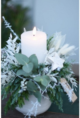 Dekoration mit LED-Kerze