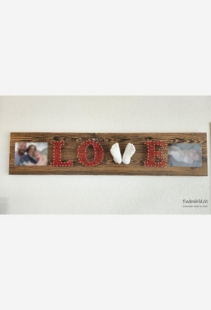 Fadenbild "Love" mit Fuss-Gipsabdruck und Fotos