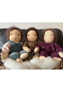 Hirse-Waldorfpuppe mit braunen Haaren