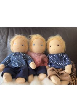 Hirse-Waldorfpuppe mit blonden Haaren