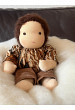 Hirse-Waldorfpuppe mit braunen Haaren Paul