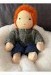 Hirse-Waldorfpuppe mit roten Haaren Max