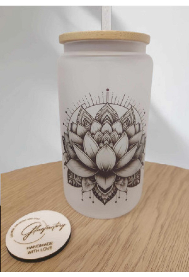 Trinkglas mit Strohhalm 