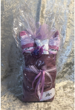 Windelkreation  Babys  im  Bett   Girl