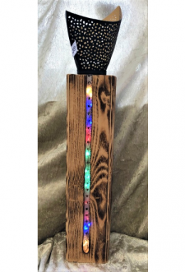 schwarzes Windlicht  auf geflammtem Ho..