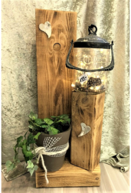 Laterne mit Blumentopf auf Balken   