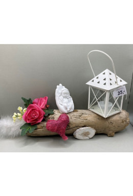 Baby in Hand auf Holz pink