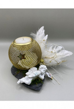 goldenes Windlicht auf Schiefer