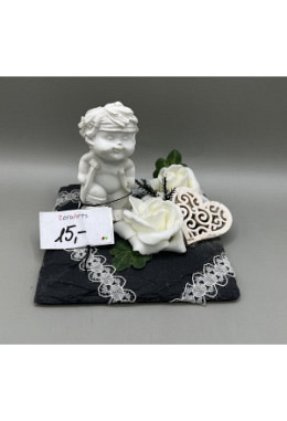 Igor mit Krücken auf Schiefer