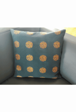 Zierkissen schwarz-grün mit orangen Pu..