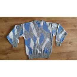 schöner bunter Pullover him