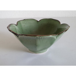 grüne Keramik Schale Blütenform