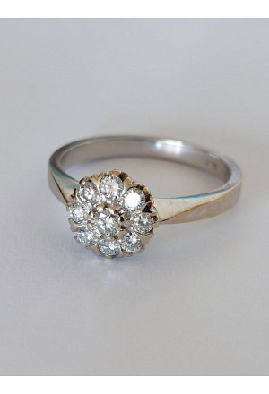 Vintage Daisy Ring with brilliant cut Diamonds in 18k Gold
