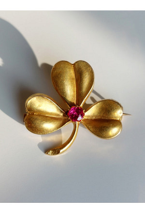 Antique 18k Gold French Clover Brooch with a Red Stone