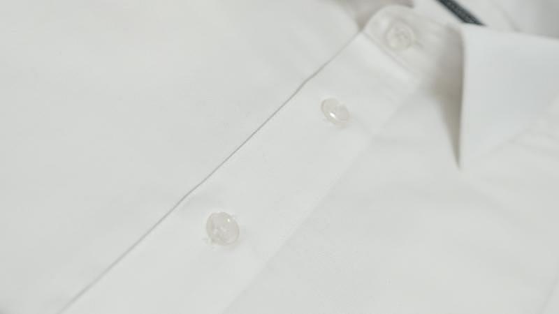 Hemd "angezogen" weiss offene Knopflei..