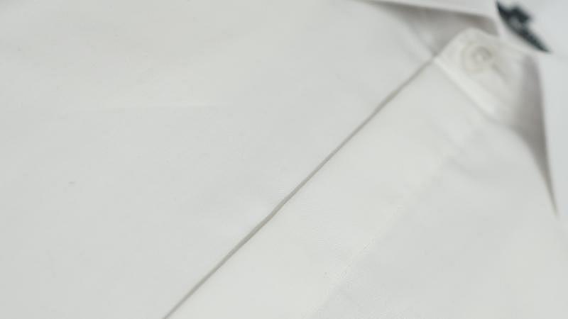 Hemd "angezogen" weiss verdeckte Knopf..