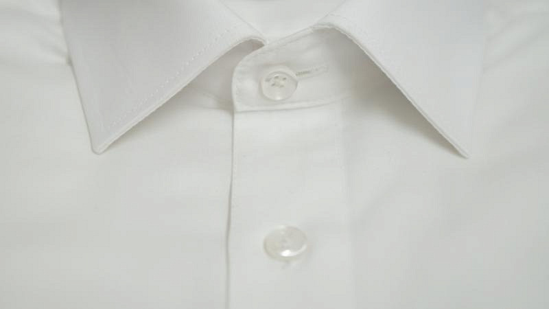 Hemd "angezogen" weiss offene Knopflei..
