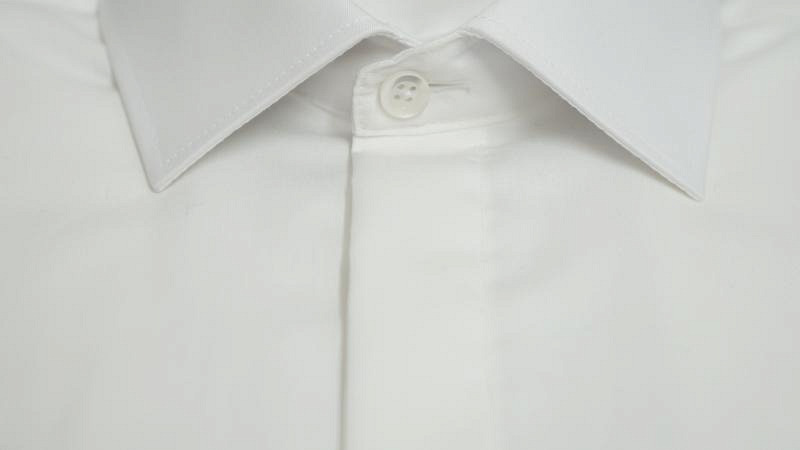 Hemd "angezogen" weiss verdeckte Knopf..