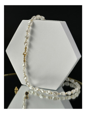  Moonlit Grace – Längsperlen Halskette mit goldenen Akzenten