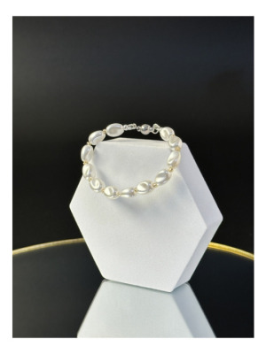 Moonlit Grace – Armband mit goldenen Akzenten