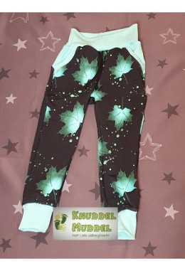 Hose KuddelMuddi handmade Grösse 104 Herbstblätter grün